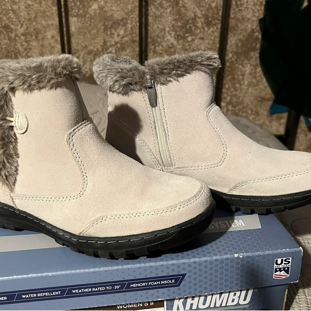 Khombu Women's Cream Fur-Trimmed Winter Boots